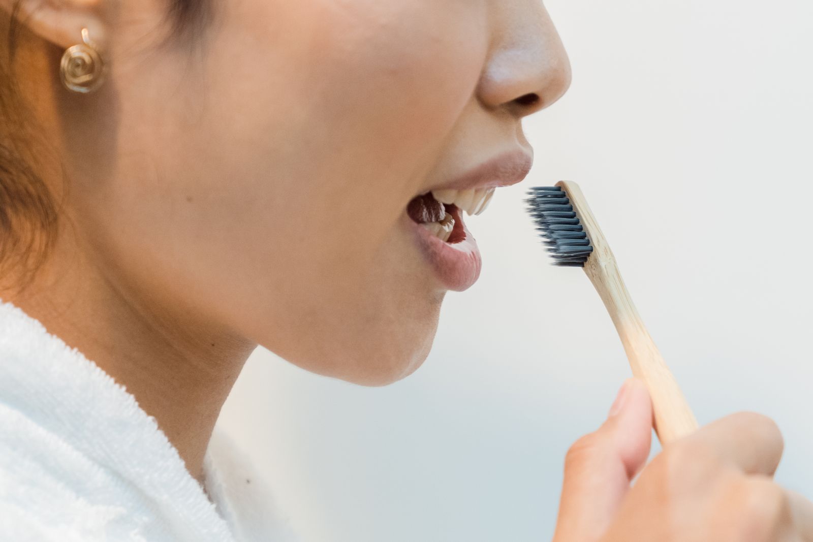 Pessoa escovando os dentes como parte da rotina de higiene bucal